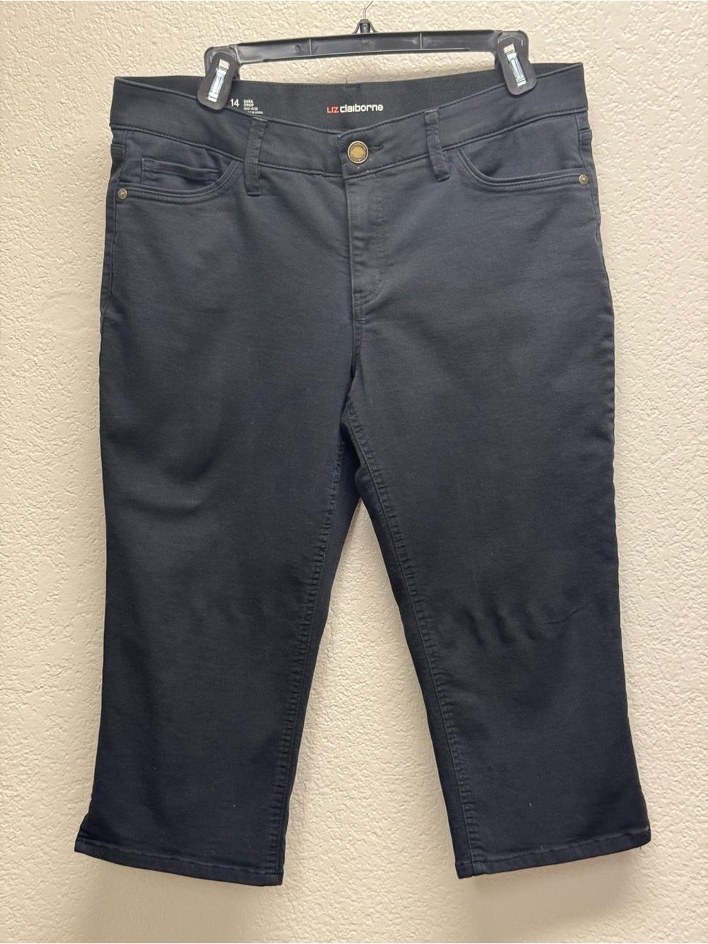 Liz Claiborne Black Women’s Stretch Capri Jeans size 14 W 18” Rise 11